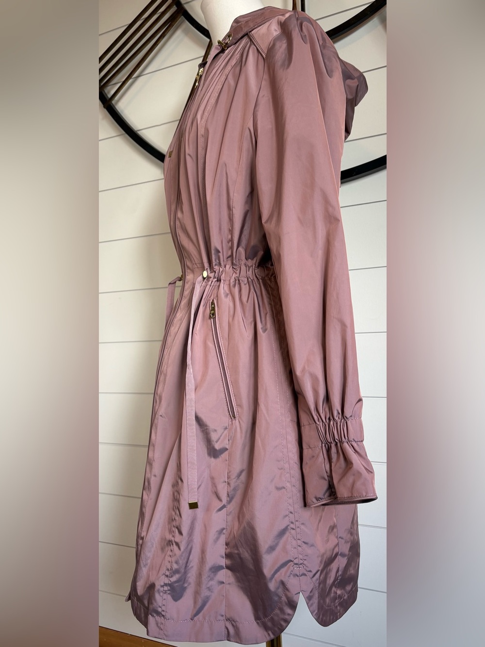Cole Haan Signature Packable Hooded Travel Raincoat in Iridescent Mauve - Large - Picture 4 of 14